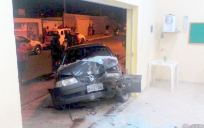 Motorista bêbado invade igreja