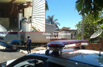 Caminhão sem freios atinge casa e quase provoca uma tragédia