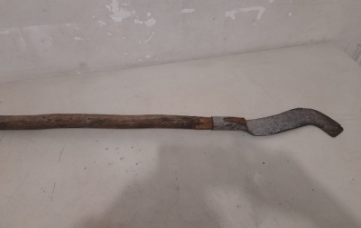 Homem é preso após ameaçar companheira com foice em Marília