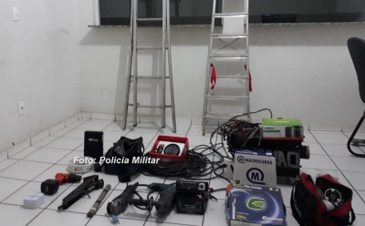 Para não ser preso, criminoso abandona namorada