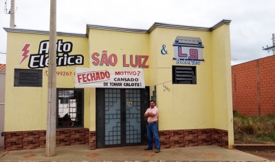 Empresário usa faixa para avisar caloteiros sobre fechamento do negócio