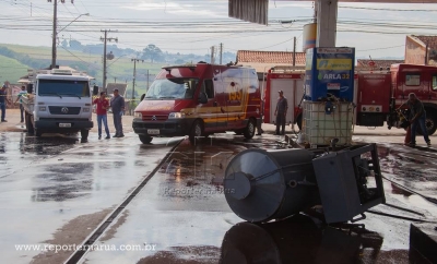 Caminhão invade posto de combustíveis, atropela frentista e arranca bombas