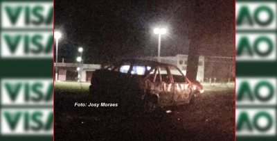 Carro pega fogo após bater em poste na zona sul de Marília