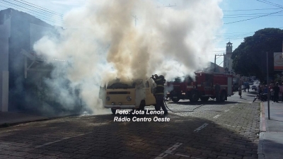 Kombi é destruída por incêndio 