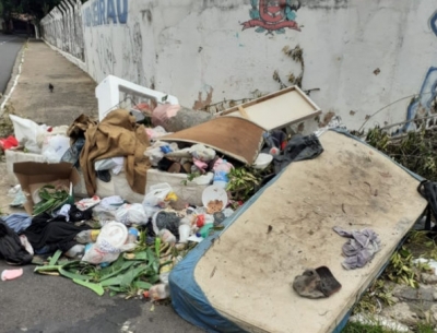 Moradores descartam irregularmente e rua ao lado do 