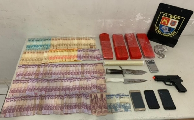 BAEP apreende drogas, dinheiro e réplica de pistola em Marília