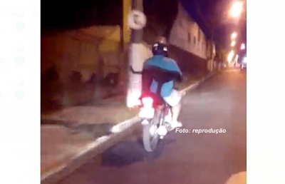 Cãozinho equilibrista faz sucesso em Marília