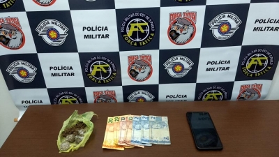 Adolescente que vendia drogas para 