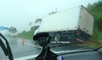 Chuva provoca acidentes na região. Técnicos monitoram situação da SP-294