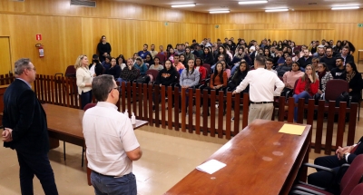 Acadêmicos de Direito da Unimar participam de aula com o Juiz Titular da Vara Especial Cível
