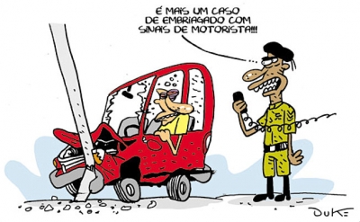 Homens são presos acusados de dirigir embriagados. Um deles causou acidente