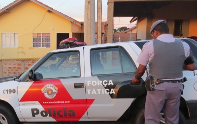 Mulher perde os sentidos após ser agredida com um tijolo