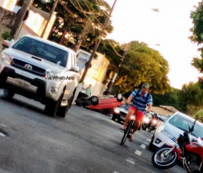 Homem fica ferido após capotar carro na XV de Novembro