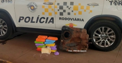 Traficantes transportam droga em tanque de combustível de carro