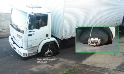 Asfalto cede e caminhão afunda no Santa Antonieta