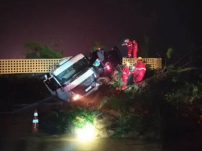 Número de pessoas arrastadas por deslizamento na BR-376 ainda é desconhecido, segundo Defesa Civil