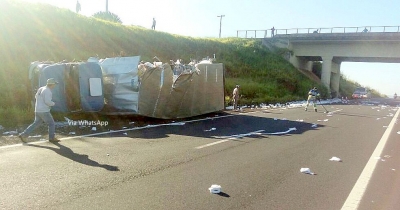 Caminhão tomba na SP-294 próximo a Marília