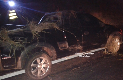 Caminhonetes capotam em rodovias: duas vítimas 