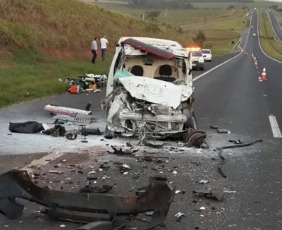 Acidente destrói ambulância e mata motorista