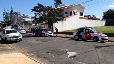 Carro é alvejado por tiros na região oeste de Marília
