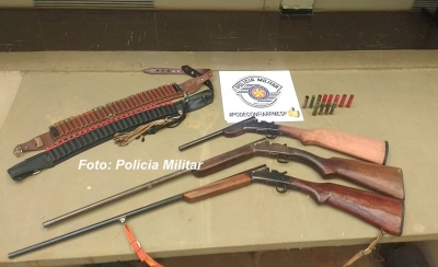 Homem é surpreendido com espingardas e acaba detido pela PM