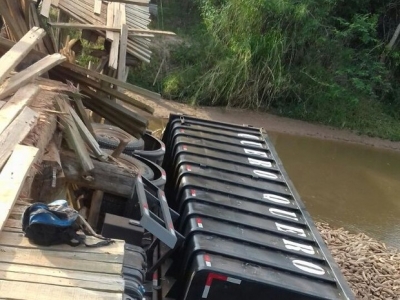 Caminhão carregado de mandioca tomba em rio