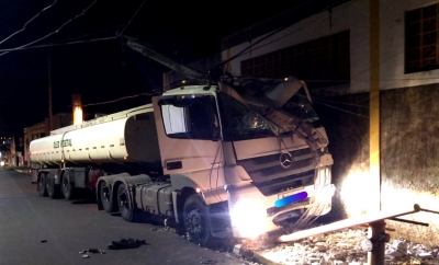 Que estrago! Caminhão-tanque perde controle e derruba poste, na região