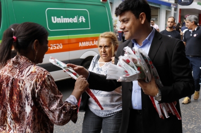 DIA DAS MÃES: consumidoras recebem rosas do comércio de Marília