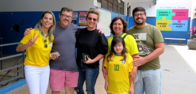 Eleitores marilienses fazem questão de votar com camisetas nas cores verde e amarelo