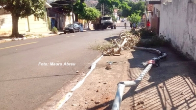 Caminhão perde os freios e quase provoca uma tragédia em Marília