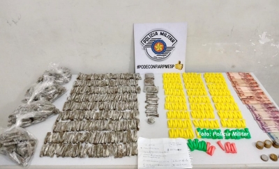 PM apreende quase mil porções de drogas na "favela da macumba"