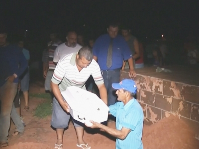 Família enterra bebê após confusão em necrotério