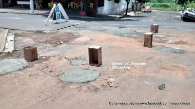 Moradores tapam buracos na rua usando concreto