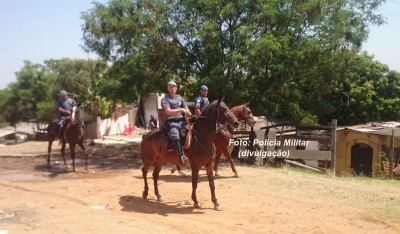 Cavalaria apreende drogas com casal em favela