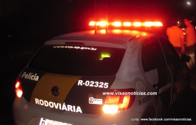 Motorista causa acidente; outro bate na mulher