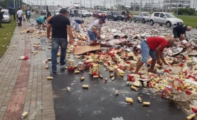 População "faz a festa" com carga de cerveja que caiu em rodovia