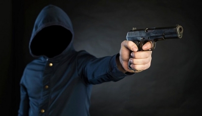 Homem armado invade e rouba estabelecimentos comerciais na zona norte