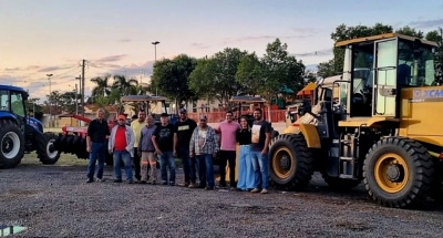Pompeia recebe trator agrícola, pá carregadeira e implementos para impulsionar a agricultura