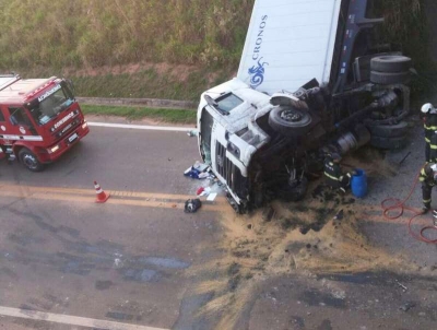 Caminhões caem em ribanceira e três pessoas ficam gravemente feridas 