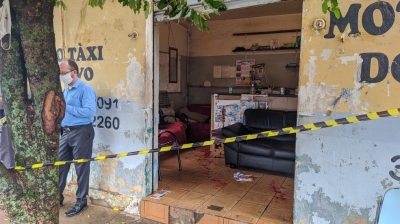 Mulher é encontrada morta após ser esfaqueada no pescoço em praça de Ibitinga