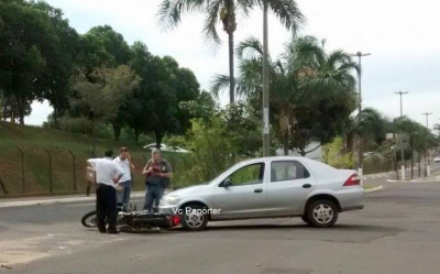 Acidente entre carro e moto é registrado