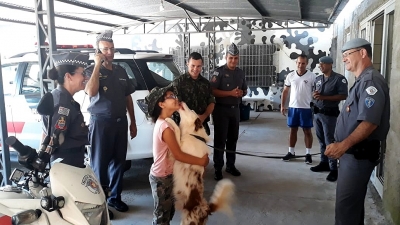 Menina de nove anos realiza sonho de Natal: conhecer a PM em Marília