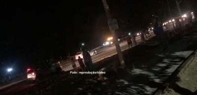 Pedestre morre após ser atropelado por dois caminhões na SP-294