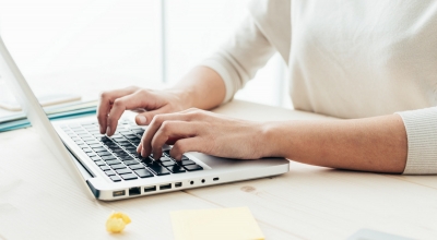 Especialista dá dicas para melhorar a postura durante o trabalho em casa