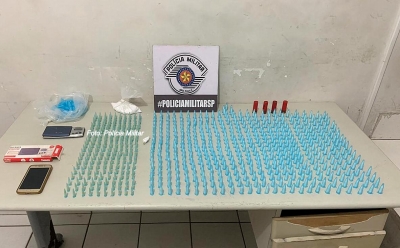 Moça tenta esconder mochila com entorpecentes e munições e acaba presa pela PM