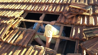 Mulher de 61 anos sobe no telhado e acaba ficando presa