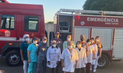 Corpo de Bombeiros faz homenagem aos profissionais de saúde do PA Sul