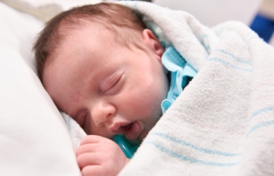 Bebê é retirada de útero, operada, e colocada de volta por mais três meses