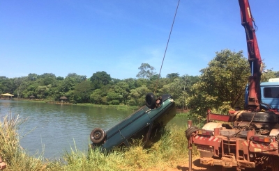 Motorista morre após perder controle e cair em rio na região