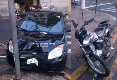 Carro quase invade farmácia após acidente com moto no centro